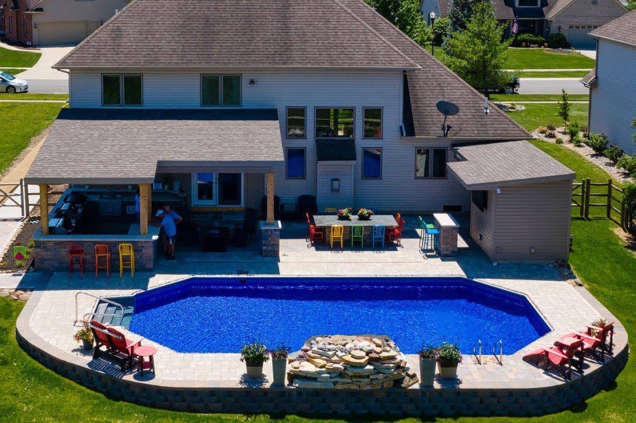 How a Pool House Builder Brings Structure to Outdoor Spaces